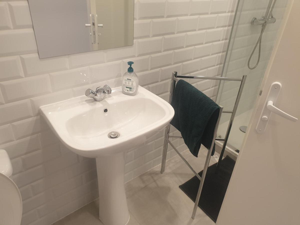 Appartements Renove 2023 Proche Aeroport 5Min, Gare Sncf 2 Min, Tramway Au Pied De L'Immeuble , Parking Possible, Renovated Apartments 2023 Near The Airport 5 Min, Train Station 2 Min, Tram Next To The Building 1 Min, Parking Possible Nizza Kültér fotó