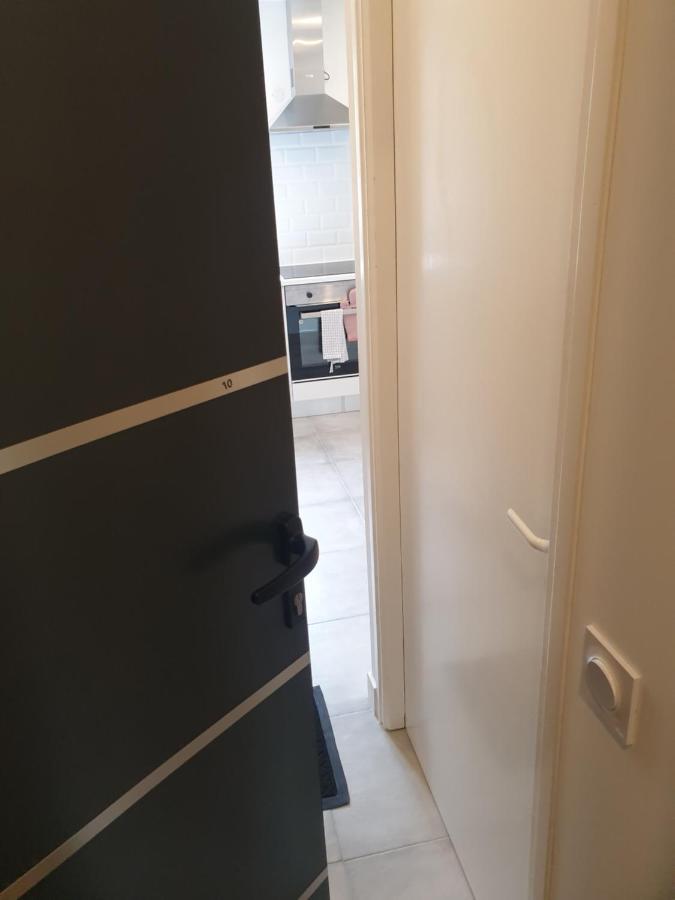 Appartements Renove 2023 Proche Aeroport 5Min, Gare Sncf 2 Min, Tramway Au Pied De L'Immeuble , Parking Possible, Renovated Apartments 2023 Near The Airport 5 Min, Train Station 2 Min, Tram Next To The Building 1 Min, Parking Possible Nizza Szoba fotó