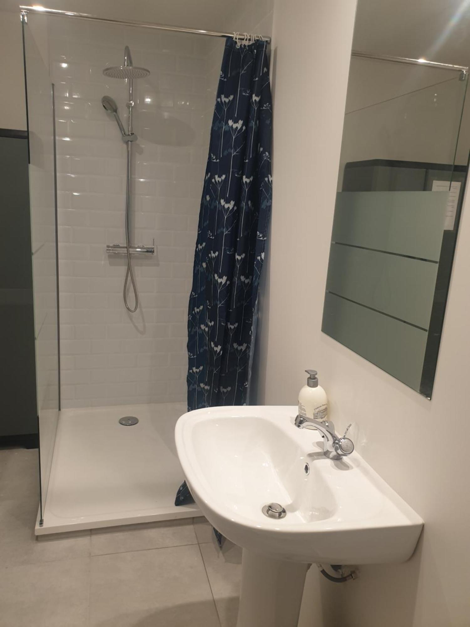 Appartements Renove 2023 Proche Aeroport 5Min, Gare Sncf 2 Min, Tramway Au Pied De L'Immeuble , Parking Possible, Renovated Apartments 2023 Near The Airport 5 Min, Train Station 2 Min, Tram Next To The Building 1 Min, Parking Possible Nizza Szoba fotó